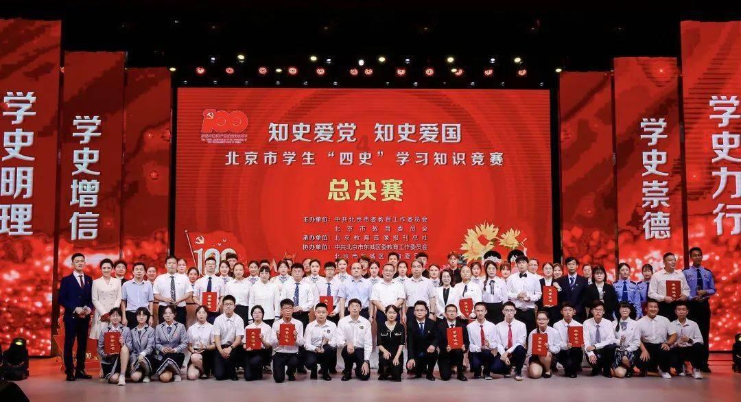 2017年,94岁老人手持宝剑带着34万现金流浪,引来民警调查